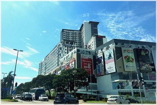 Flexihome-my: Work-friendly Shaftsbury In Apartment Cyberjaya