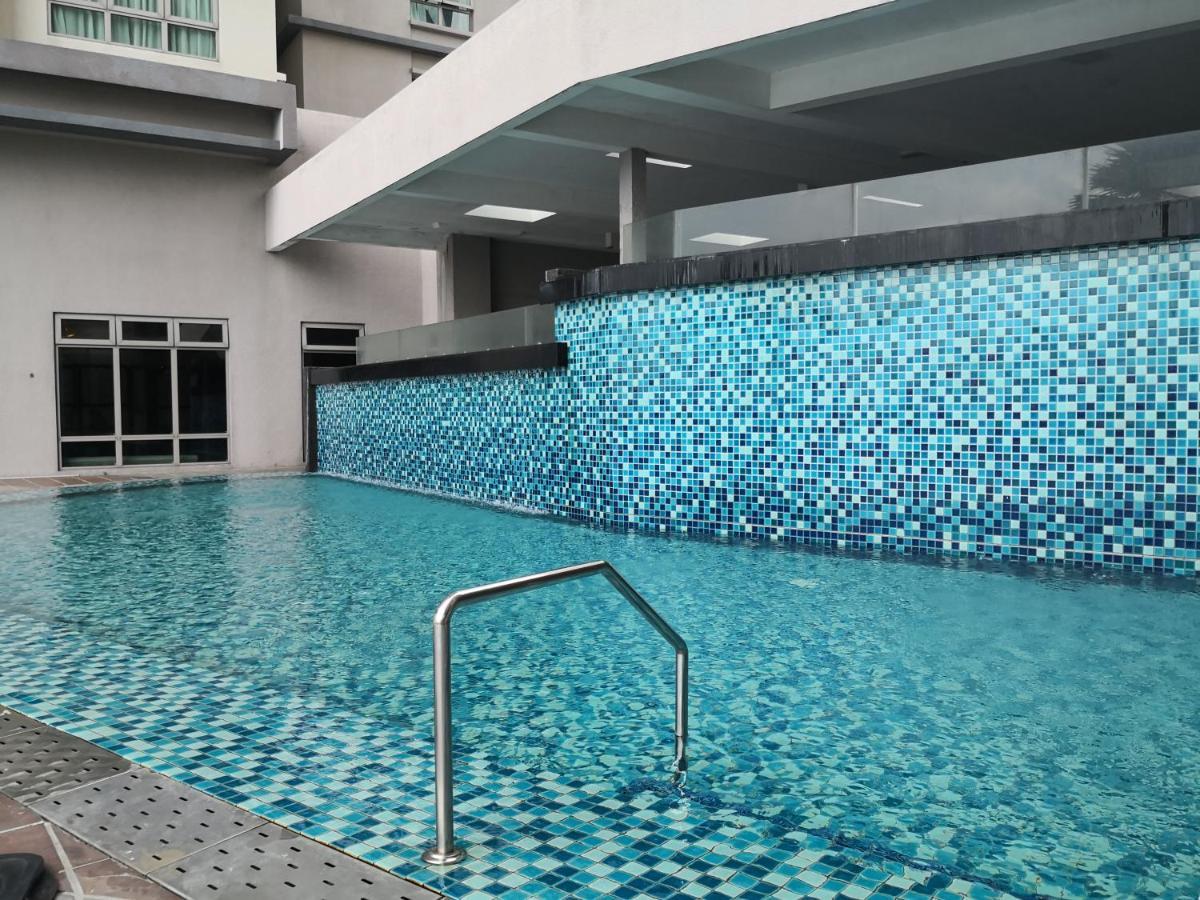 Flexihome-my: Work-friendly Shaftsbury In Apartment Cyberjaya