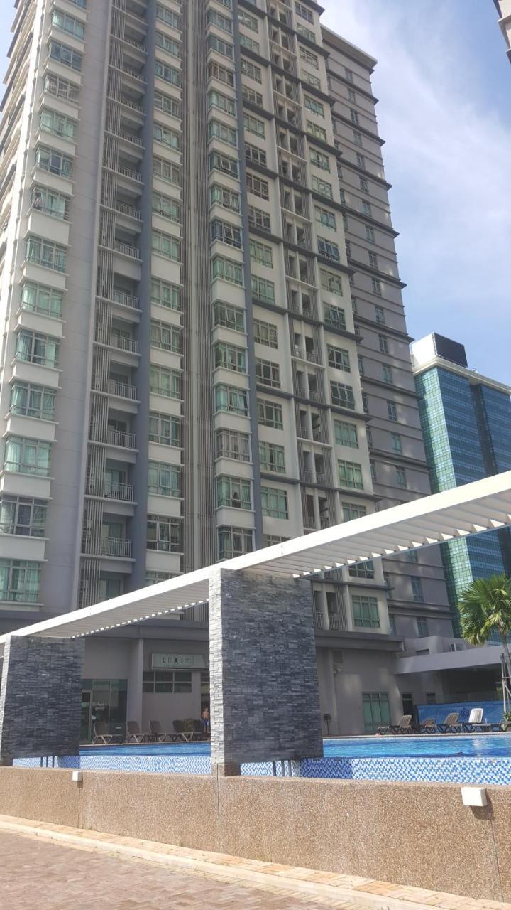 Flexihome-my: Work-friendly Shaftsbury In Apartment Cyberjaya