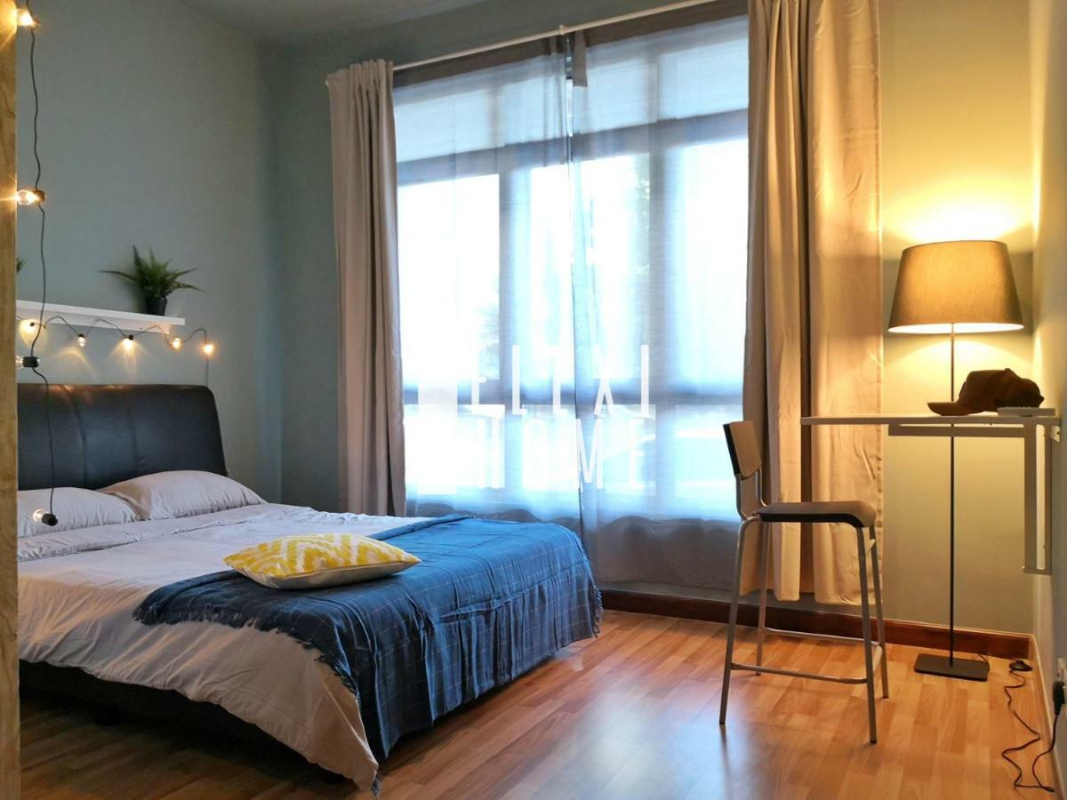 Flexihome-my: Work-friendly Shaftsbury In Apartment