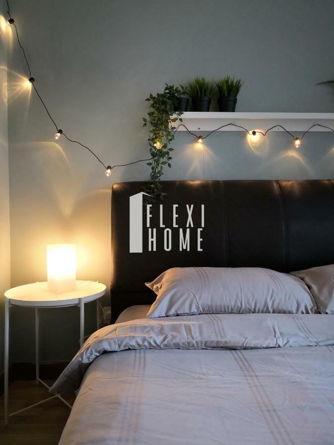 Flexihome-my: Work-friendly Shaftsbury In Apartment