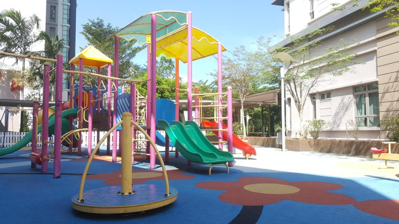 Flexihome-my: Work-friendly Shaftsbury In Apartment Cyberjaya