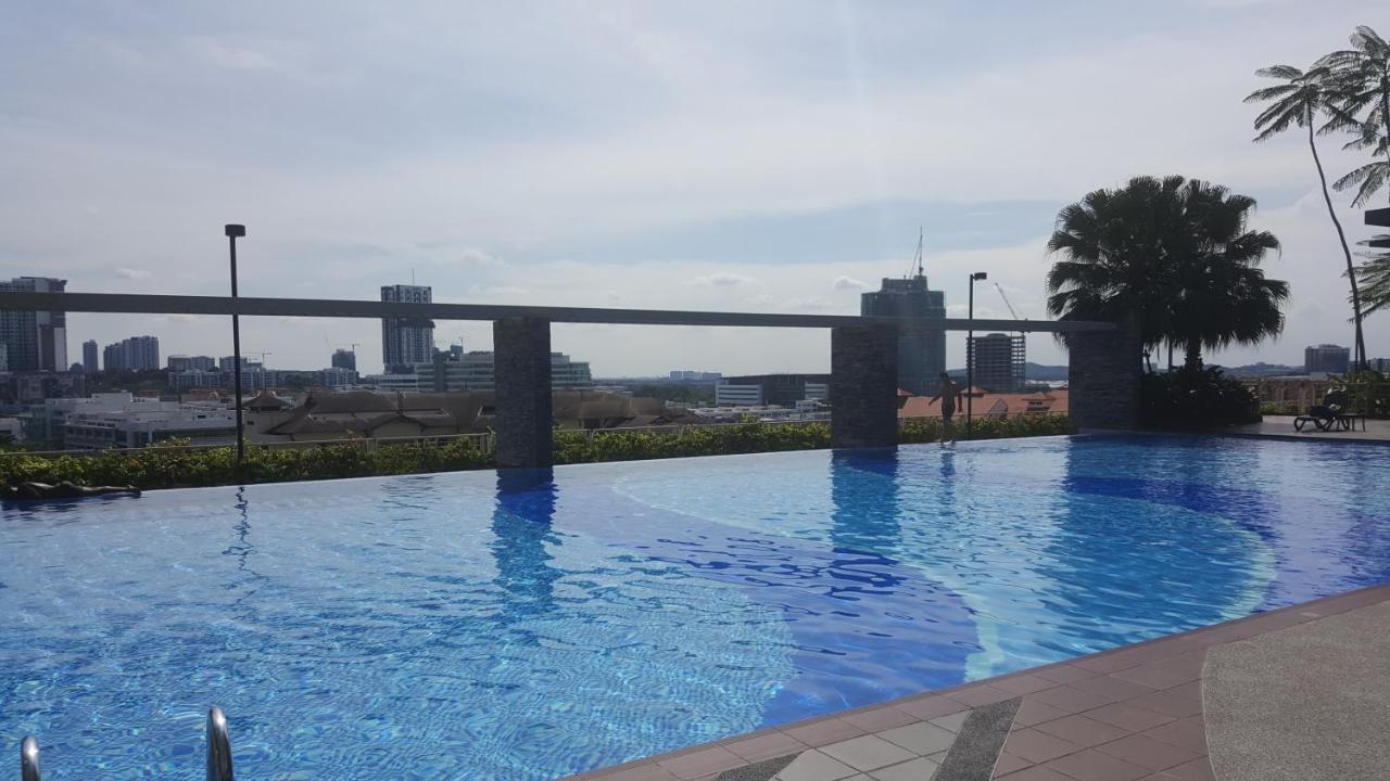 Flexihome-my: Work-friendly Shaftsbury In Apartment